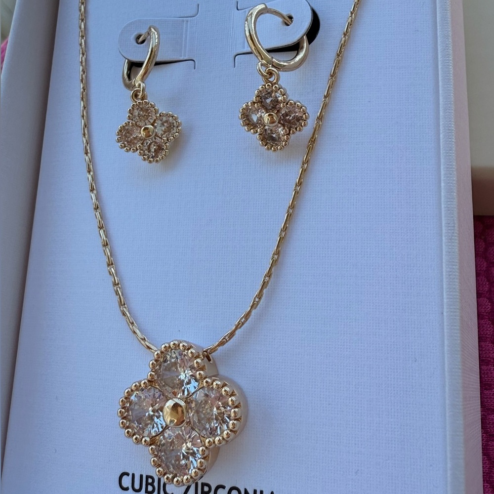 โจ Piper K Gold Flower Jewelry Set โ Cubic Zirconia Necklace & Earrings โจ - Picture 9 of 9